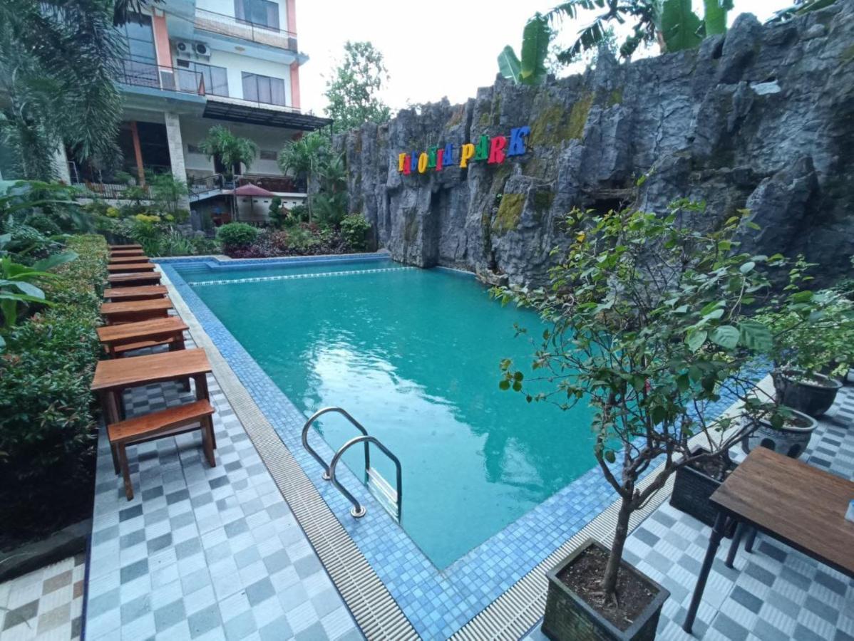 Grand Valonia Hotel Jember Exterior photo