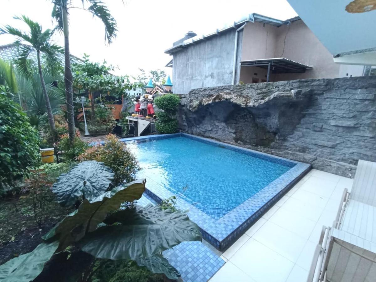 Grand Valonia Hotel Jember Exterior photo